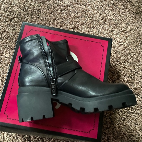 short black boot with straps - Picture 2 of 4